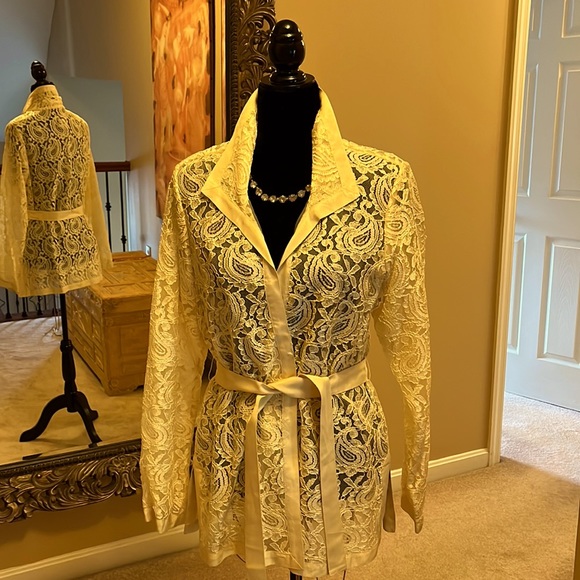 Elegant cream Lace top/topper with ribbon trim and belt and side slits. - Picture 1 of 3